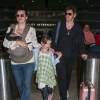 Milla Jovovich, son mari et leurs deux filles Ever et Dashiel arrivent à l'aéroport de LAX à Los Angeles, le 19 juin 2015, où ils viennent de se poser.