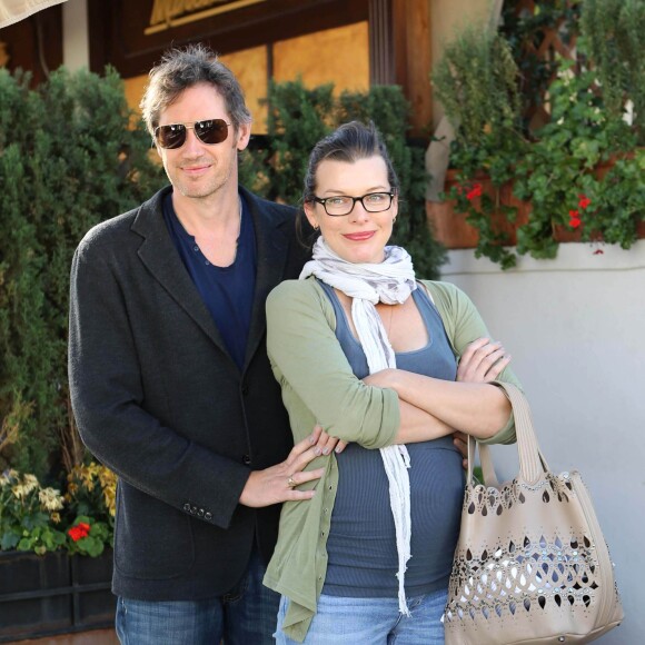 Milla Jovovich, enceinte, et son mari Paul W.S. Anderson dans les rues de Los Angeles, le 5 novembre 2014.