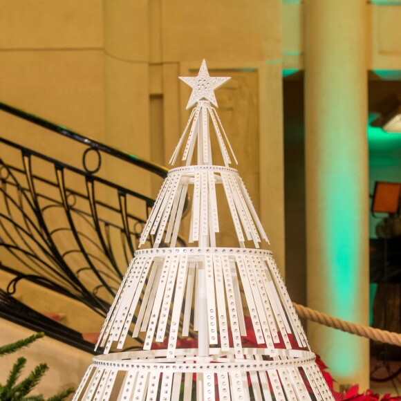 Sapin Chanel - 20ème édition des sapins de noël des créateurs au théatre des Champs-Elysées à Paris le 20 novembre 2015