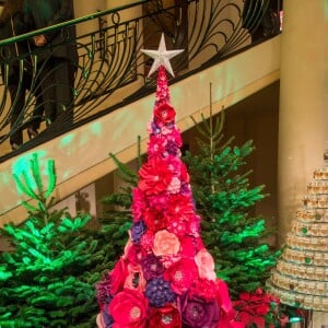 Sapin Emmanuel Ungaro - 20ème édition des sapins de noël des créateurs au théatre des Champs-Elysées à Paris le 20 novembre 2015.