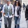 George Clooney et Amal Clooney avec leurs chiens à New York le 12 avril 2015.
