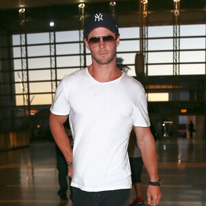 Chris Hemsworth arrive à l'aéroport de LAX à Los Angeles, le 19 novembre 2015.