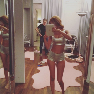 Zahia Dehar : ravissante lors d'essayages