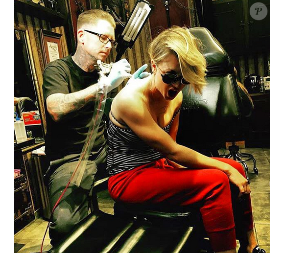Kaley Cuoco se fait enlever son tatouage qui rappelait la date de mariage avec son ex Ryan Sweeting / photo postée sur Instagram, le 25 novembre 2015.