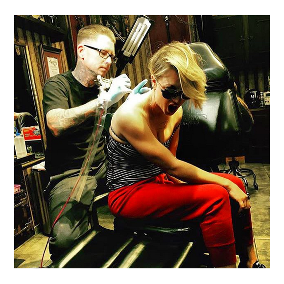 Kaley Cuoco se fait enlever son tatouage qui rappelait la date de mariage avec son ex Ryan Sweeting / photo postée sur Instagram, le 25 novembre 2015.