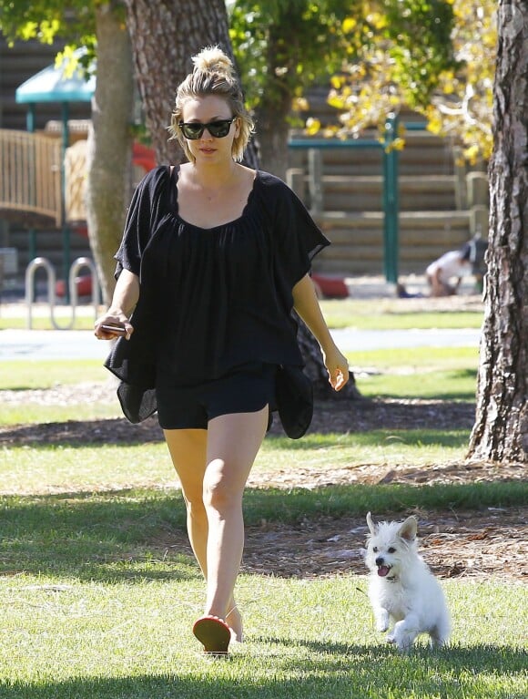 Kaley Cuoco promène son chien dans un parc à Los Angeles, le 27 septembre 2015