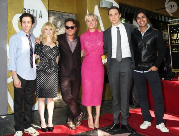 Simon Helberg, Melissa Rauch, Johnny Galecki, Kaley Cuoco, Jim Parsons, Kunal Nayyar - Kaley Cuoco reçoit son étoile sur le Walk Of Fame en compagnie d'Arsenio Hall à Hollywood, le 29 octobre 2014