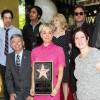 Simon Helberg, Melissa Rauch, Johnny Galecki, Kaley Cuoco (robe Monique Lhuillier, chaussures Christian Louboutin), Jim Parsons, Kunal Nayyar - Kaley Cuoco reçoit son étoile sur le Walk Of Fame en compagnie d'Arsenio Hall à Hollywood, le 29 octobre 2014