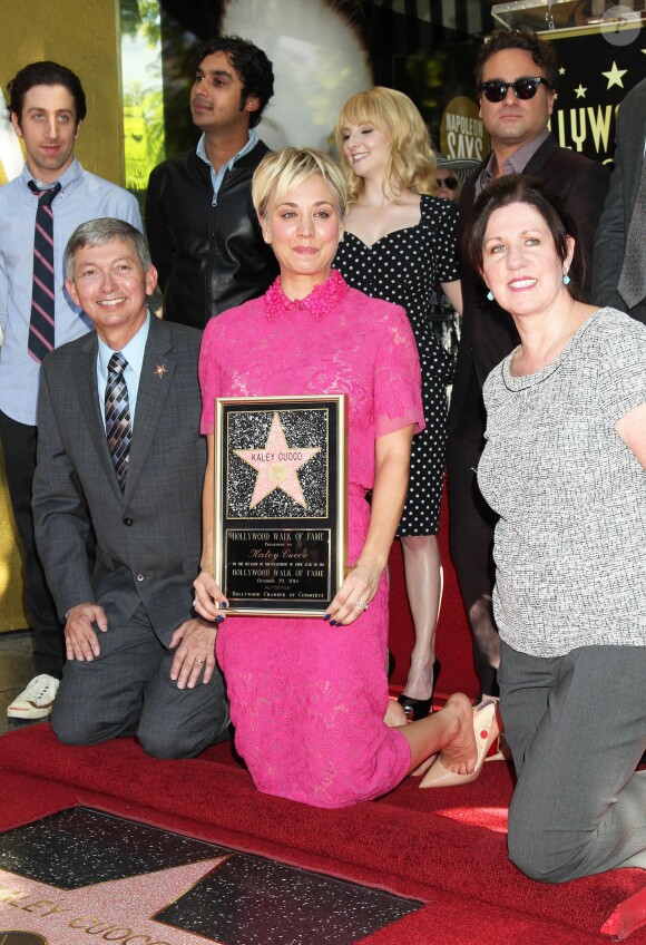 Simon Helberg, Melissa Rauch, Johnny Galecki, Kaley Cuoco (robe Monique Lhuillier, chaussures Christian Louboutin), Jim Parsons, Kunal Nayyar - Kaley Cuoco reçoit son étoile sur le Walk Of Fame en compagnie d'Arsenio Hall à Hollywood, le 29 octobre 2014