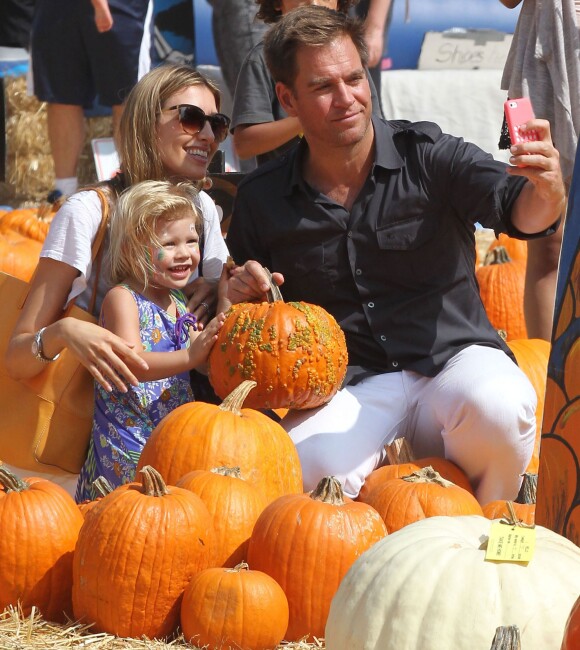 Michael Weatherly, accompagné de sa femme Bojana et leur fille Olivia ont fait leurs emplettes chez Mr. Bones Pumpkin Patch à West Hollywood, le 12 octobre 2014 pour préparer Halloween
