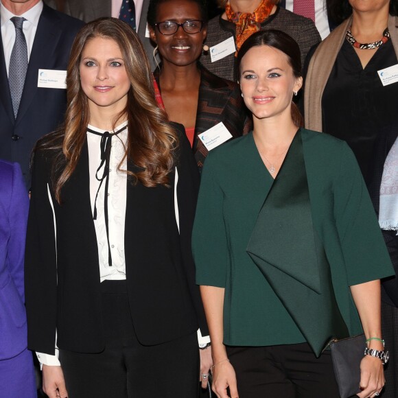 La princesse Madeleine de Suède et la princesse Sofia de Suède, enceinte, se joignaient au roi Carl XVI Gustaf et à la reine Silvia le 26 novembre 2015 pour le Global Child Forum au palais royal Drottningholm, à Stockholm.