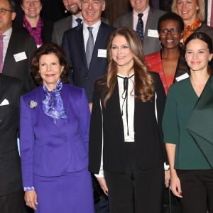 La princesse Madeleine de Suède et la princesse Sofia de Suède, enceinte, se joignaient au roi Carl XVI Gustaf et à la reine Silvia le 26 novembre 2015 pour le Global Child Forum au palais royal Drottningholm, à Stockholm.