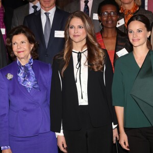 La princesse Madeleine de Suède et la princesse Sofia de Suède, enceinte, se joignaient au roi Carl XVI Gustaf et à la reine Silvia le 26 novembre 2015 pour le Global Child Forum au palais royal Drottningholm, à Stockholm.