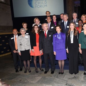 La princesse Madeleine de Suède et la princesse Sofia de Suède, enceinte, se joignaient au roi Carl XVI Gustaf et à la reine Silvia le 26 novembre 2015 pour le Global Child Forum au palais royal Drottningholm, à Stockholm.