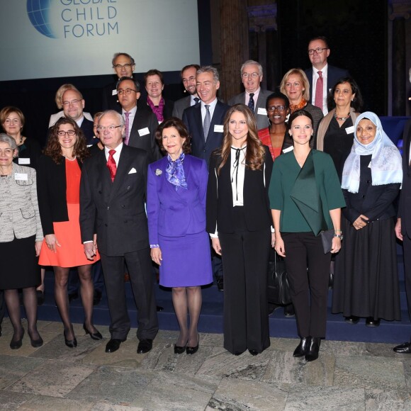 La princesse Madeleine de Suède et la princesse Sofia de Suède, enceinte, se joignaient au roi Carl XVI Gustaf et à la reine Silvia le 26 novembre 2015 pour le Global Child Forum au palais royal Drottningholm, à Stockholm.