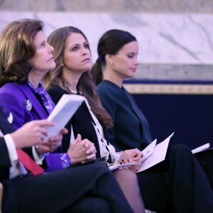 La princesse Madeleine de Suède et la princesse Sofia de Suède, enceinte, se joignaient au roi Carl XVI Gustaf et à la reine Silvia le 26 novembre 2015 pour le Global Child Forum au palais royal Drottningholm, à Stockholm.