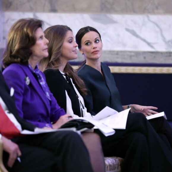 La princesse Madeleine de Suède et la princesse Sofia de Suède, enceinte, se joignaient au roi Carl XVI Gustaf et à la reine Silvia le 26 novembre 2015 pour le Global Child Forum au palais royal Drottningholm, à Stockholm.