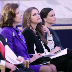 La princesse Madeleine de Suède et la princesse Sofia de Suède, enceinte, se joignaient au roi Carl XVI Gustaf et à la reine Silvia le 26 novembre 2015 pour le Global Child Forum au palais royal Drottningholm, à Stockholm.