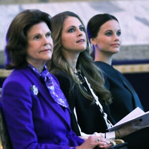 La princesse Madeleine de Suède et la princesse Sofia de Suède, enceinte, se joignaient au roi Carl XVI Gustaf et à la reine Silvia le 26 novembre 2015 pour le Global Child Forum au palais royal Drottningholm, à Stockholm.