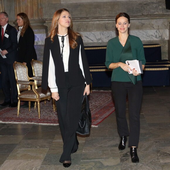 La princesse Madeleine de Suède et la princesse Sofia de Suède, enceinte, se joignaient au roi Carl XVI Gustaf et à la reine Silvia le 26 novembre 2015 pour le Global Child Forum au palais royal Drottningholm, à Stockholm.