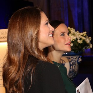 La princesse Madeleine de Suède et la princesse Sofia de Suède, enceinte, se joignaient au roi Carl XVI Gustaf et à la reine Silvia le 26 novembre 2015 pour le Global Child Forum au palais royal Drottningholm, à Stockholm.