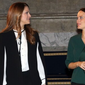 La princesse Madeleine de Suède et la princesse Sofia de Suède, enceinte, se joignaient au roi Carl XVI Gustaf et à la reine Silvia le 26 novembre 2015 pour le Global Child Forum au palais royal Drottningholm, à Stockholm.