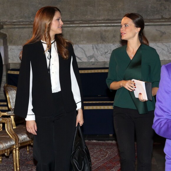 La princesse Madeleine de Suède et la princesse Sofia de Suède, enceinte, se joignaient au roi Carl XVI Gustaf et à la reine Silvia le 26 novembre 2015 pour le Global Child Forum au palais royal Drottningholm, à Stockholm.