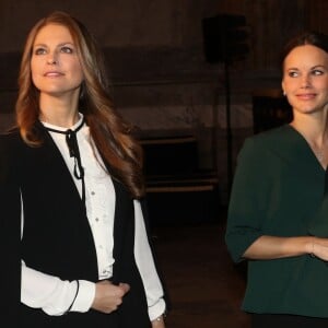 La princesse Madeleine de Suède et la princesse Sofia de Suède, enceinte, se joignaient au roi Carl XVI Gustaf et à la reine Silvia le 26 novembre 2015 pour le Global Child Forum au palais royal Drottningholm, à Stockholm.