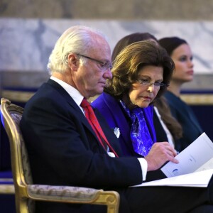 Les princesses Madeleine et Sofia de Suède, enceinte, se joignaient au roi Carl XVI Gustaf et à la reine Silvia le 26 novembre 2015 pour le Global Child Forum au palais royal Drottningholm, à Stockholm.