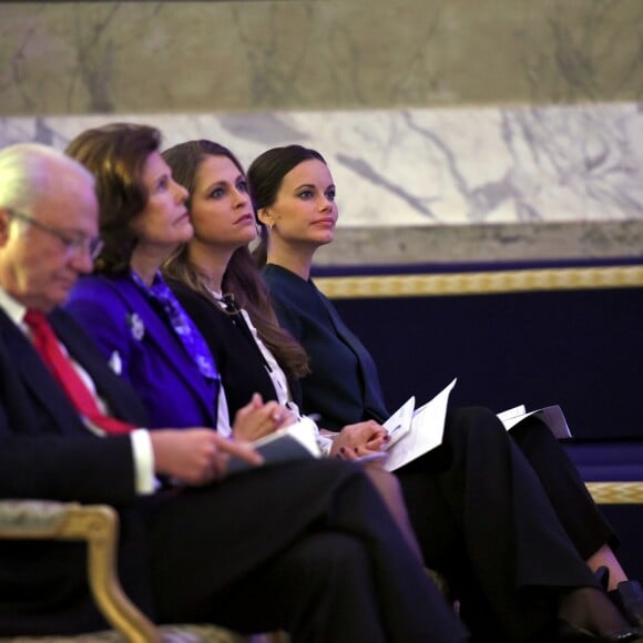 Les princesses Madeleine et Sofia de Suède, enceinte, se joignaient au roi Carl XVI Gustaf et à la reine Silvia le 26 novembre 2015 pour le Global Child Forum au palais royal Drottningholm, à Stockholm.