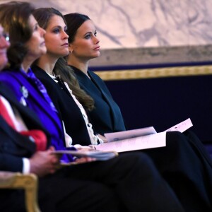 Les princesses Madeleine et Sofia de Suède, enceinte, se joignaient au roi Carl XVI Gustaf et à la reine Silvia le 26 novembre 2015 pour le Global Child Forum au palais royal Drottningholm, à Stockholm.