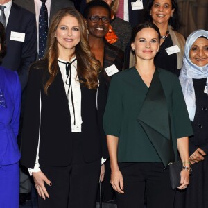 Les princesses Madeleine et Sofia de Suède, enceinte, se joignaient au roi Carl XVI Gustaf et à la reine Silvia le 26 novembre 2015 pour le Global Child Forum au palais royal Drottningholm, à Stockholm.