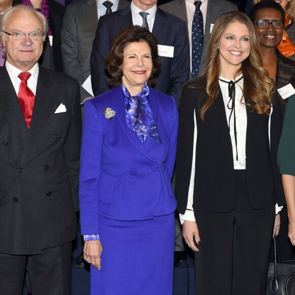 Les princesses Madeleine et Sofia de Suède, enceinte, se joignaient au roi Carl XVI Gustaf et à la reine Silvia le 26 novembre 2015 pour le Global Child Forum au palais royal Drottningholm, à Stockholm.