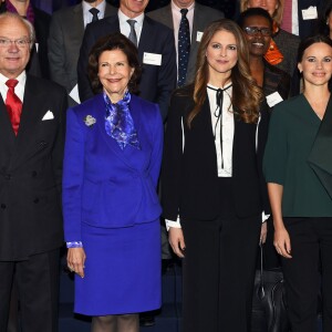 Les princesses Madeleine et Sofia de Suède, enceinte, se joignaient au roi Carl XVI Gustaf et à la reine Silvia le 26 novembre 2015 pour le Global Child Forum au palais royal Drottningholm, à Stockholm.