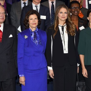 Les princesses Madeleine et Sofia de Suède, enceinte, se joignaient au roi Carl XVI Gustaf et à la reine Silvia le 26 novembre 2015 pour le Global Child Forum au palais royal Drottningholm, à Stockholm.