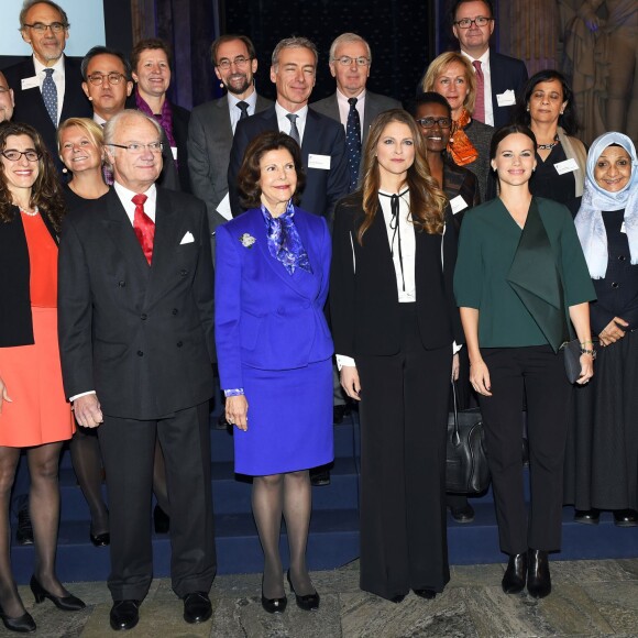 Les princesses Madeleine et Sofia de Suède, enceinte, se joignaient au roi Carl XVI Gustaf et à la reine Silvia le 26 novembre 2015 pour le Global Child Forum au palais royal Drottningholm, à Stockholm.