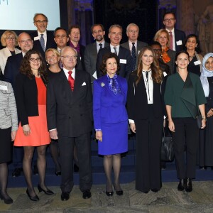 Les princesses Madeleine et Sofia de Suède, enceinte, se joignaient au roi Carl XVI Gustaf et à la reine Silvia le 26 novembre 2015 pour le Global Child Forum au palais royal Drottningholm, à Stockholm.