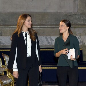 Les princesses Madeleine et Sofia de Suède, enceinte, se joignaient au roi Carl XVI Gustaf et à la reine Silvia le 26 novembre 2015 pour le Global Child Forum au palais royal Drottningholm, à Stockholm.