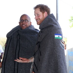 Le prince Harry et le prince Seeiso du Lesotho se voient offrir une couverture traditionnelle à l'occasion de l'inauguration du centre pour enfants Sentebale Mamohato à Thaba Bosiu, le 26 novembre 2015 lors de sa visite au Lesotho.