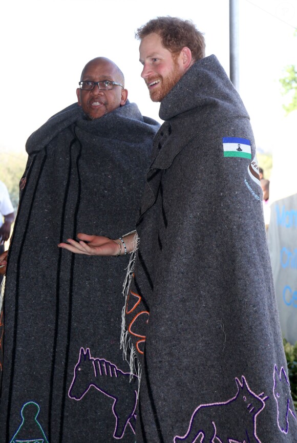 Le prince Harry et le prince Seeiso du Lesotho se voient offrir une couverture traditionnelle à l'occasion de l'inauguration du centre pour enfants Sentebale Mamohato à Thaba Bosiu, le 26 novembre 2015 lors de sa visite au Lesotho.