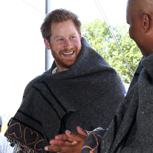 Le prince Harry et le prince Seeiso du Lesotho se voient offrir une couverture traditionnelle à l'occasion de l'inauguration du centre pour enfants Sentebale Mamohato à Thaba Bosiu, le 26 novembre 2015 lors de sa visite au Lesotho.