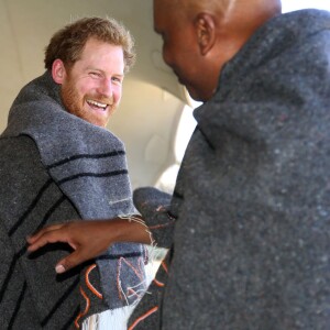 Le prince Harry et le prince Seeiso du Lesotho se voient offrir une couverture traditionnelle à l'occasion de l'inauguration du centre pour enfants Sentebale Mamohato à Thaba Bosiu, le 26 novembre 2015 lors de sa visite au Lesotho.