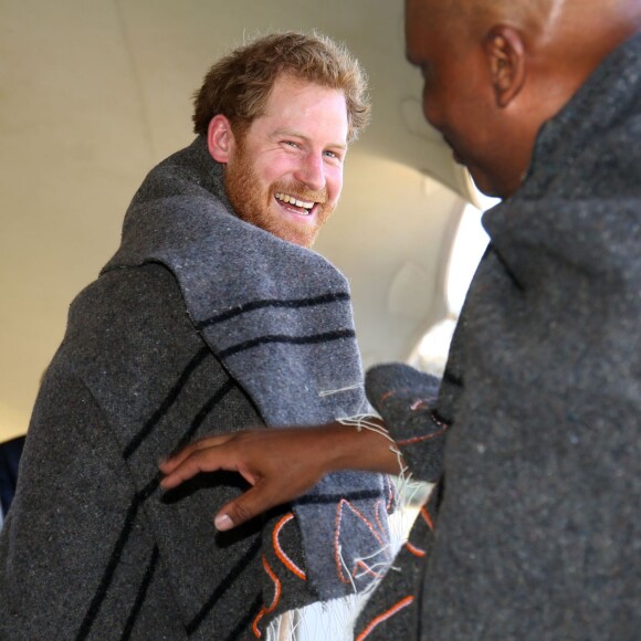 Le prince Harry et le prince Seeiso du Lesotho se voient offrir une couverture traditionnelle à l'occasion de l'inauguration du centre pour enfants Sentebale Mamohato à Thaba Bosiu, le 26 novembre 2015 lors de sa visite au Lesotho.