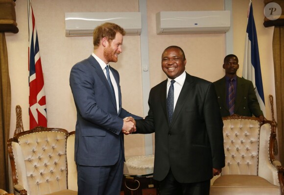Le prince Harry et le Premier ministre du Lesotho Mothetjoa Metsing - Le prince Harry a rencontré diverses personnalités à Maseru, lors de son voyage officiel au Lesotho. Le 26 novembre 2015