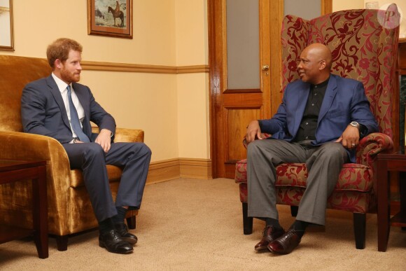 Le prince Harry a rencontré le roi Letsie III à Maseru, lors de son voyage officiel au Lesotho, le 26 novembre 2015