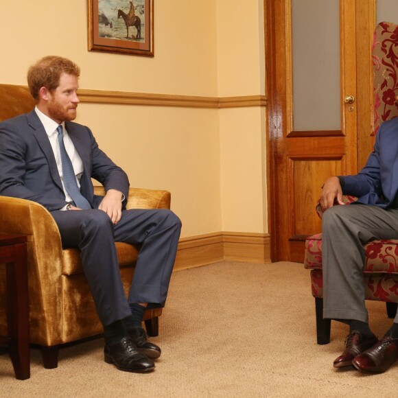 Le prince Harry a rencontré le roi Letsie III à Maseru, lors de son voyage officiel au Lesotho, le 26 novembre 2015