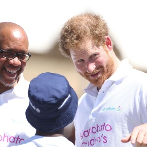 Le prince Harry avec le prince Seeiso et le jeune Mutsu Potsane, 15 ans, qu'il a connu lorsqu'il avait 4 ans en 2004, le 26 novembre 2015 lors de sa visite au foyer pour enfants Mamohato de l'association Sentebale, au Lésotho.