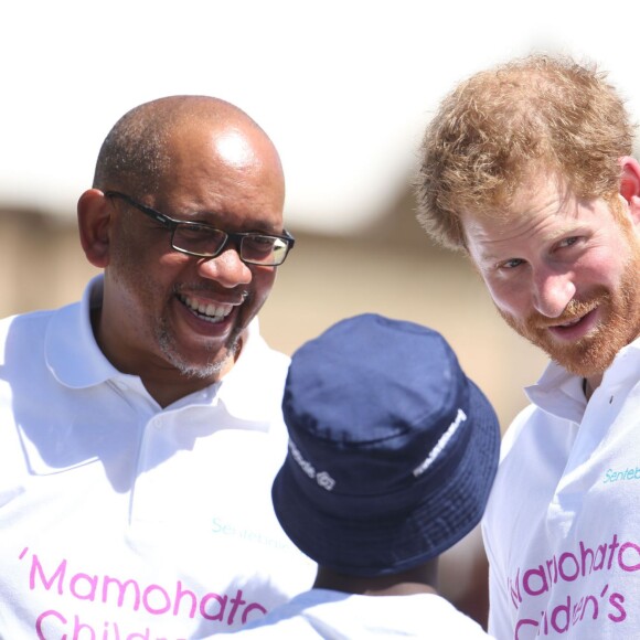 Le prince Harry avec le prince Seeiso et le jeune Mutsu Potsane, 15 ans, qu'il a connu lorsqu'il avait 4 ans en 2004, le 26 novembre 2015 lors de sa visite au foyer pour enfants Mamohato de l'association Sentebale, au Lésotho.