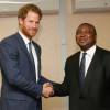 Le prince Harry et le Premier ministre du Lesotho Mothetjoa Metsing - Le prince Harry a rencontré diverses personnalités à Maseru, lors de son voyage officiel au Lesotho. Le 26 novembre 2015