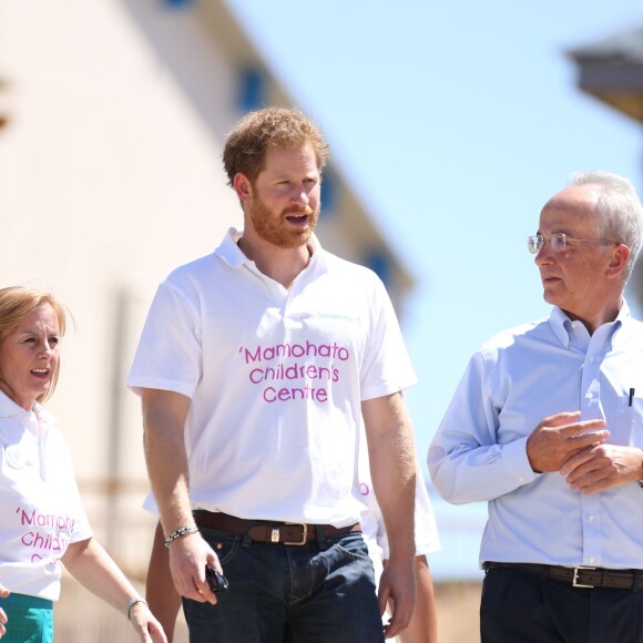 Le prince Harry le 26 novembre 2015 lors de sa visite au foyer pour enfants Mamohato de l'association Sentebale, au Lésotho.